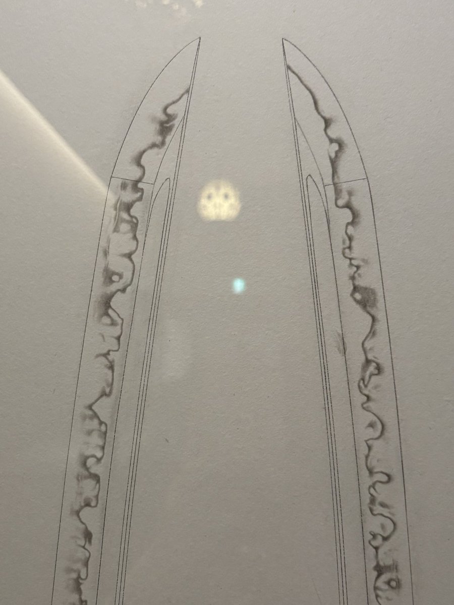 392tk's tweet image. 名刀前期伯仲揃っての展示ラスト時間直前の長義くん☺️この後閉館時間となり皆んなから拍手が起こりました👏👏👏
2月から今日まで足利、名古屋と伯仲展示ありがとうございました😊押形だとコアラ🐨ちゃんがわかりにくい。3枚目は裏にある猫ちゃん尻尾っぽいのがあるってやつを頑張って撮ったもの