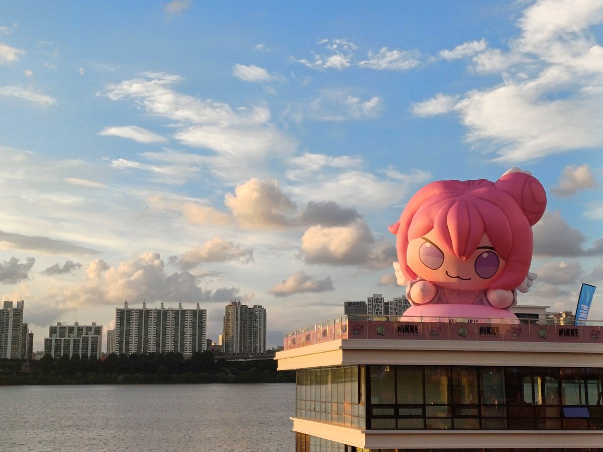 senada37_art's tweet image. 자전거 타고 잠실까지 도로롱 보고 왔습니다☺️
날은 더웠지만 하늘이 이쁘고 거대 도로롱을 볼 수 있어서 좋았습니다
#잠실한강도로롱 #도로도로도로롱챌린지 #NIKKEdoro #니케옥외광고 #니케여름2025