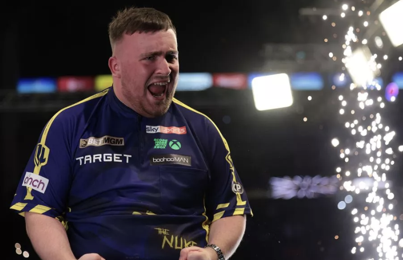 eddiegibbs's tweet image. 🎯 If You're Not Watching The Darts, You're Missing Sport at Its Absolute Best
@LukeTheNuke180 threw a nine-darter last night. Not in an exhibition. Not in a sideshow leg. He did it under maximum pressure, against a man averaging 104, with both of them trading blows like…