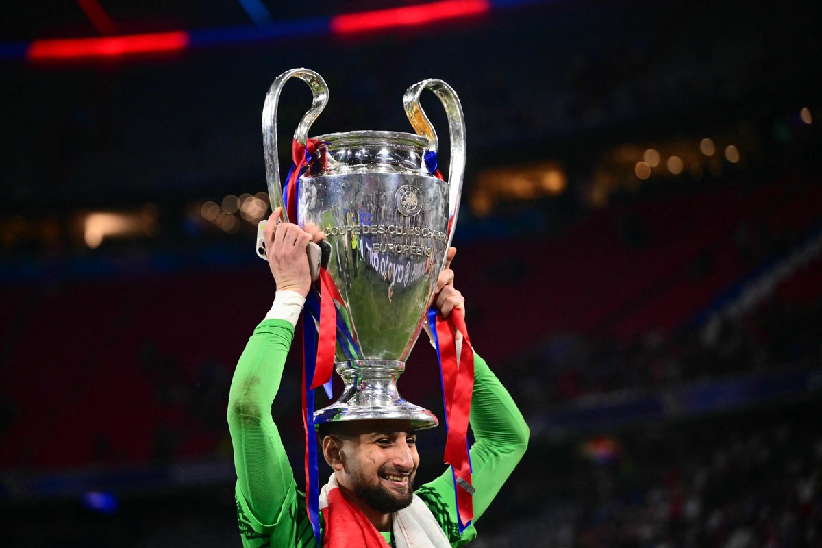 OAccomando91's tweet image. Capitolo #Donnarumma. Il #PSG ha bloccato #Chevalier del #Lille, per cautelarsi in caso di mancato rinnovo di Gigio, oggi molto probabile. Partita non ancora chiusa. In settimana incontro tra PSG ed entourage Donnarumma. In caso di mancato accordo sarà addio quest’anno e non a