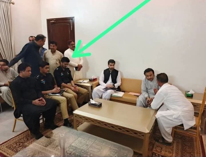 sassui786's tweet image. ایس ایس پي روحل کوسو مورو ۾ ڪنڌ جھڪائي ڇو ويٺو آهي.؟