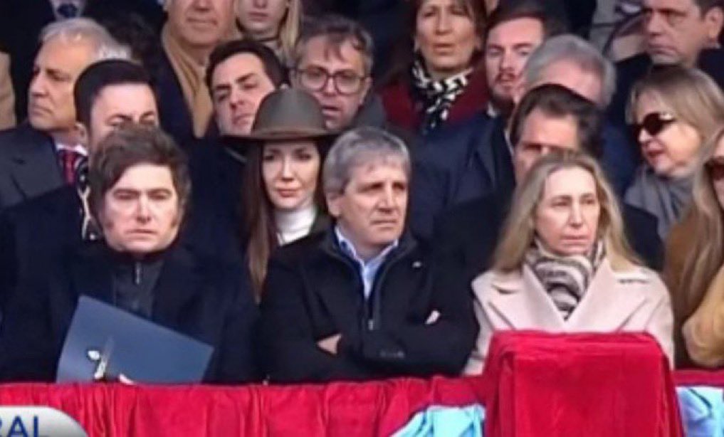 martincarrizo_'s tweet photo. En términos estrictos de protocolo del Decreto20273 /1993, a Karina Milei (secretaria de 2da línea) no le corresponde el lugar inmediato al lado del Presidente en actos formales, ya que su precedencia (posición 10) es inferior a la del Vicepresidente, Jefe de Gabinete o ministros. 

Deberían priorizarse figuras de primera línea como el Vicepresidente (Victoria Villarruel) o el Jefe de Gabinete (Guillermo Francos).