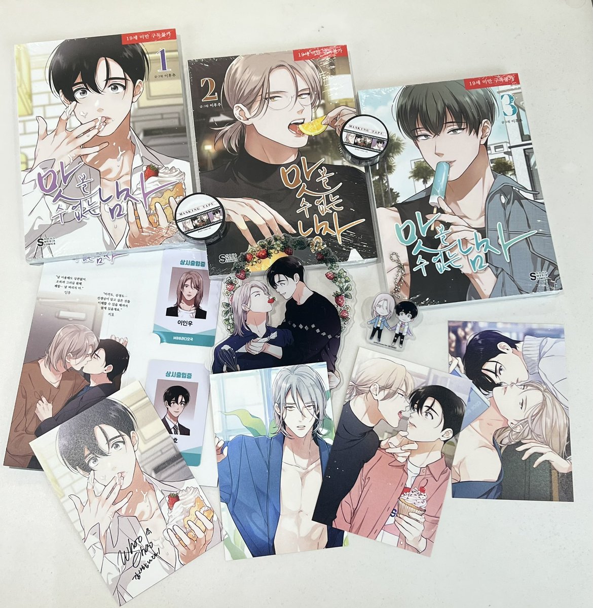 얼마 전에 받고 늦었지만 지금 올릴게요~ 잘 도착하고 작가님의 사인도 받을 수 있었어요!!! 받아서 너무 기쁘고 행복해요~ 전부 다 어떻게 이렇게 예쁘게 나왔어요?? 정말 감사합니다 작가님🤍🤍

#맛볼수없는남자 <a href="/leewhoochoo/">이후추</a>