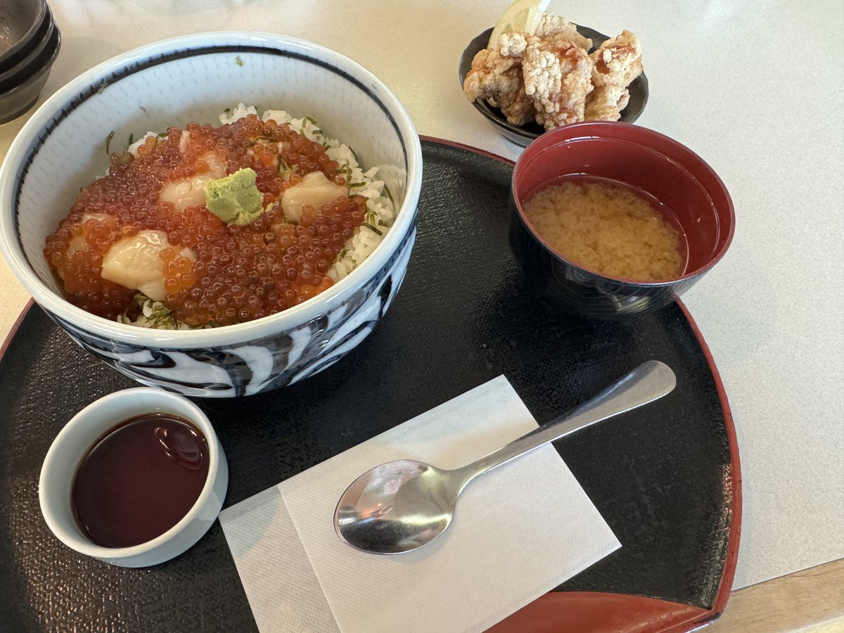fore_mob's tweet image. 釧路空港でイクラ帆立丼とザンギ