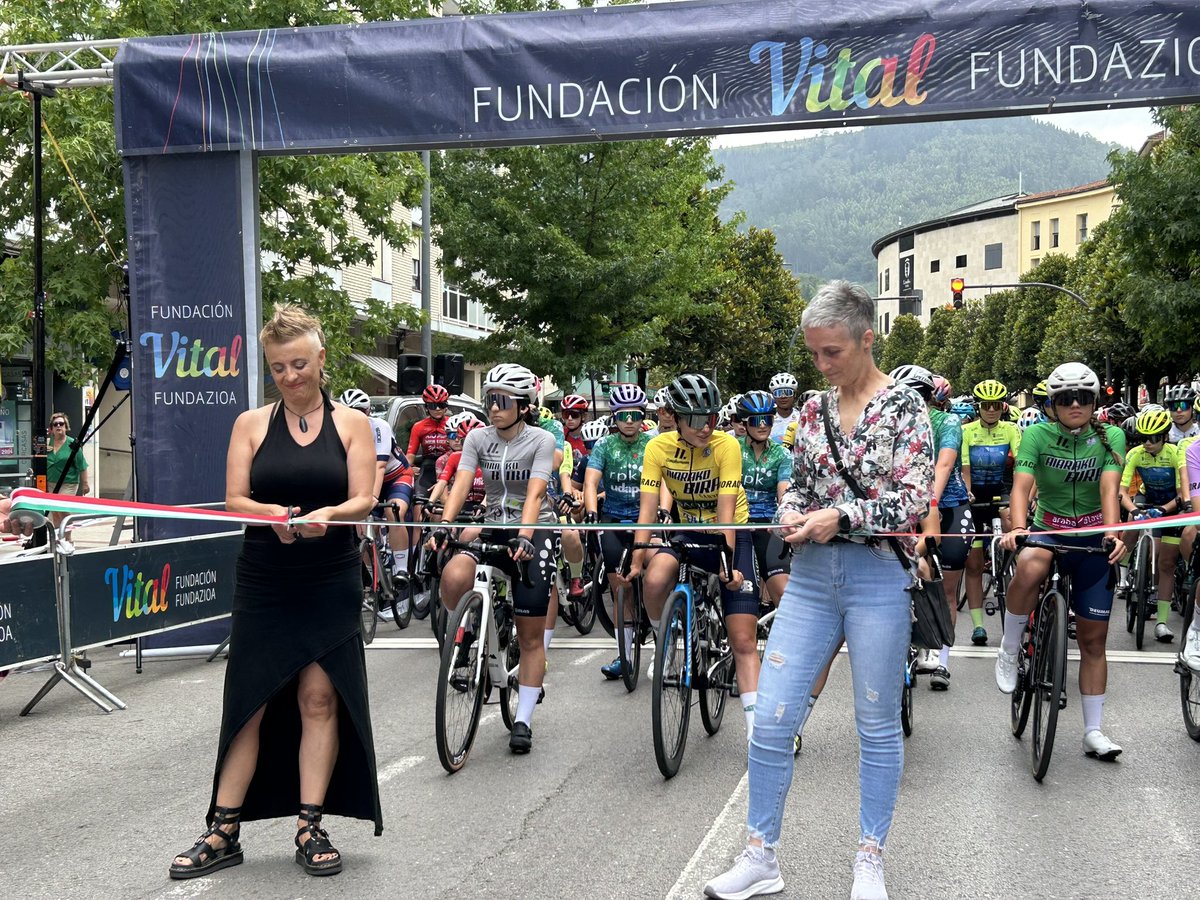 Comienza la salida neutralizada tras el corte de cinta en Laudio #emakumeenaiarakobira2025