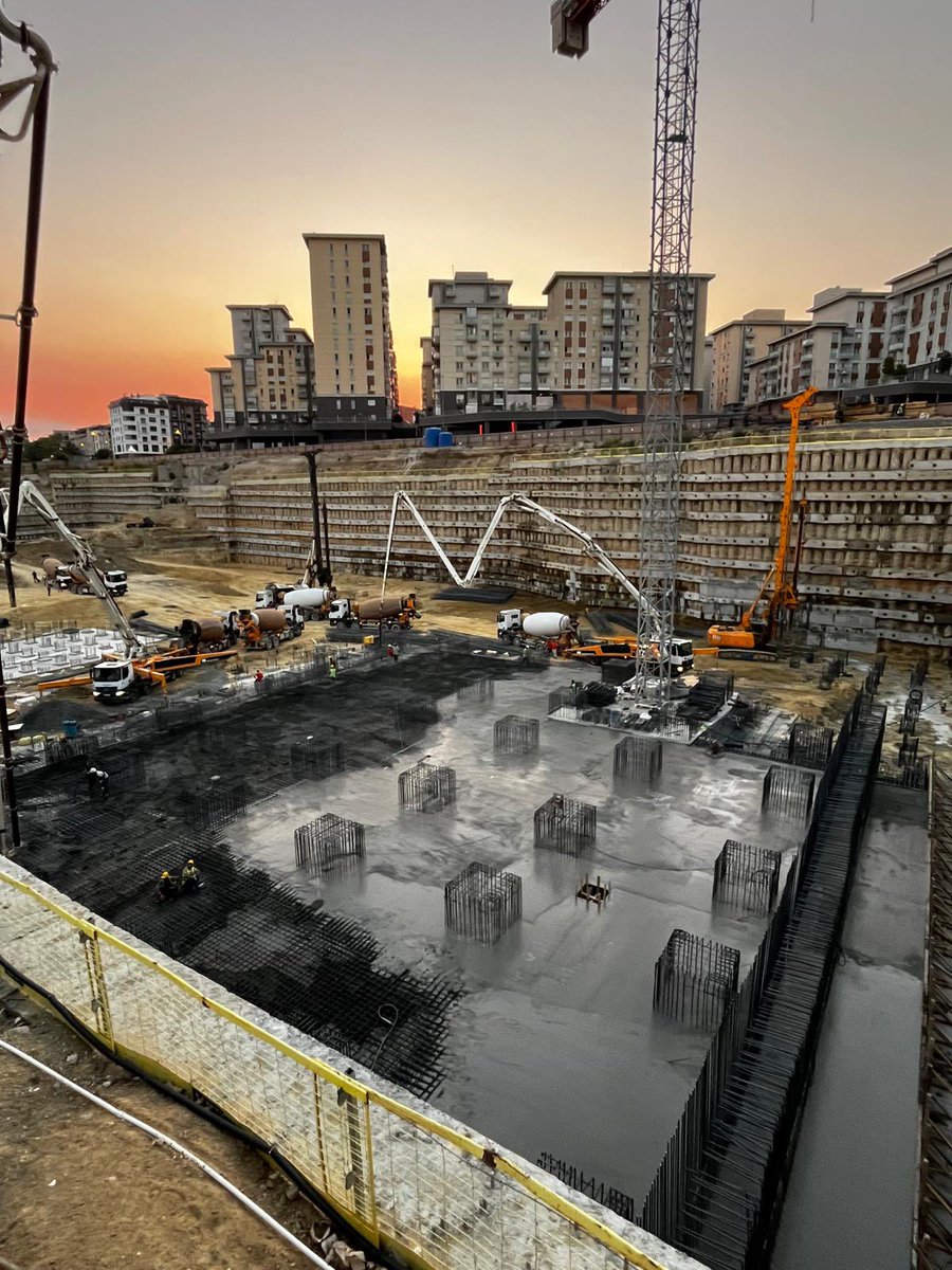 300 Yataklı Yeni Bayrampaşa Şehir Hastanemizin 2.100 m3 İlk Temel Dökümü Kazasız Belasız Bitti Çok Şükür.