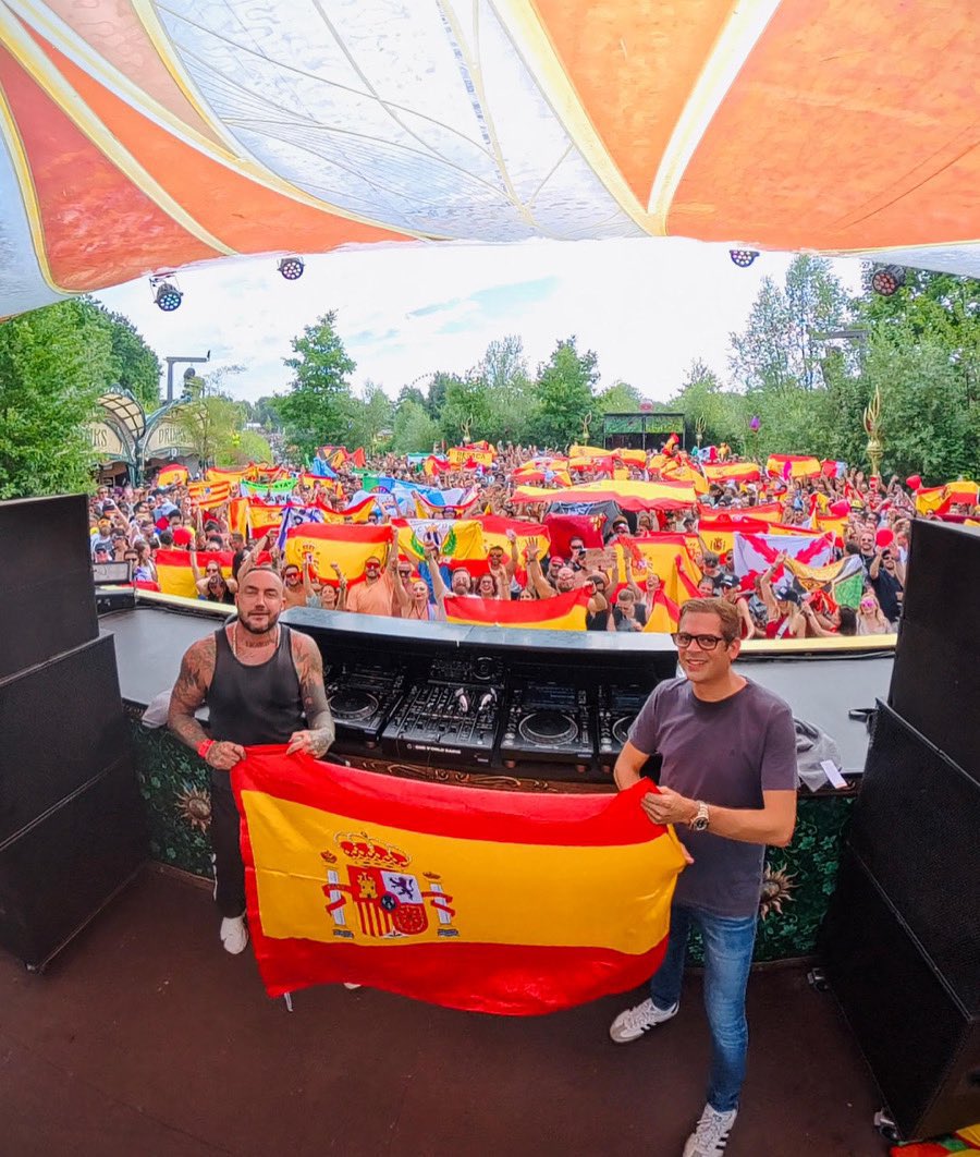 Offsider_ES's tweet image. El @CDLeganes presente en la sesión de @djnanoshow en Tomorrowland.
Top.