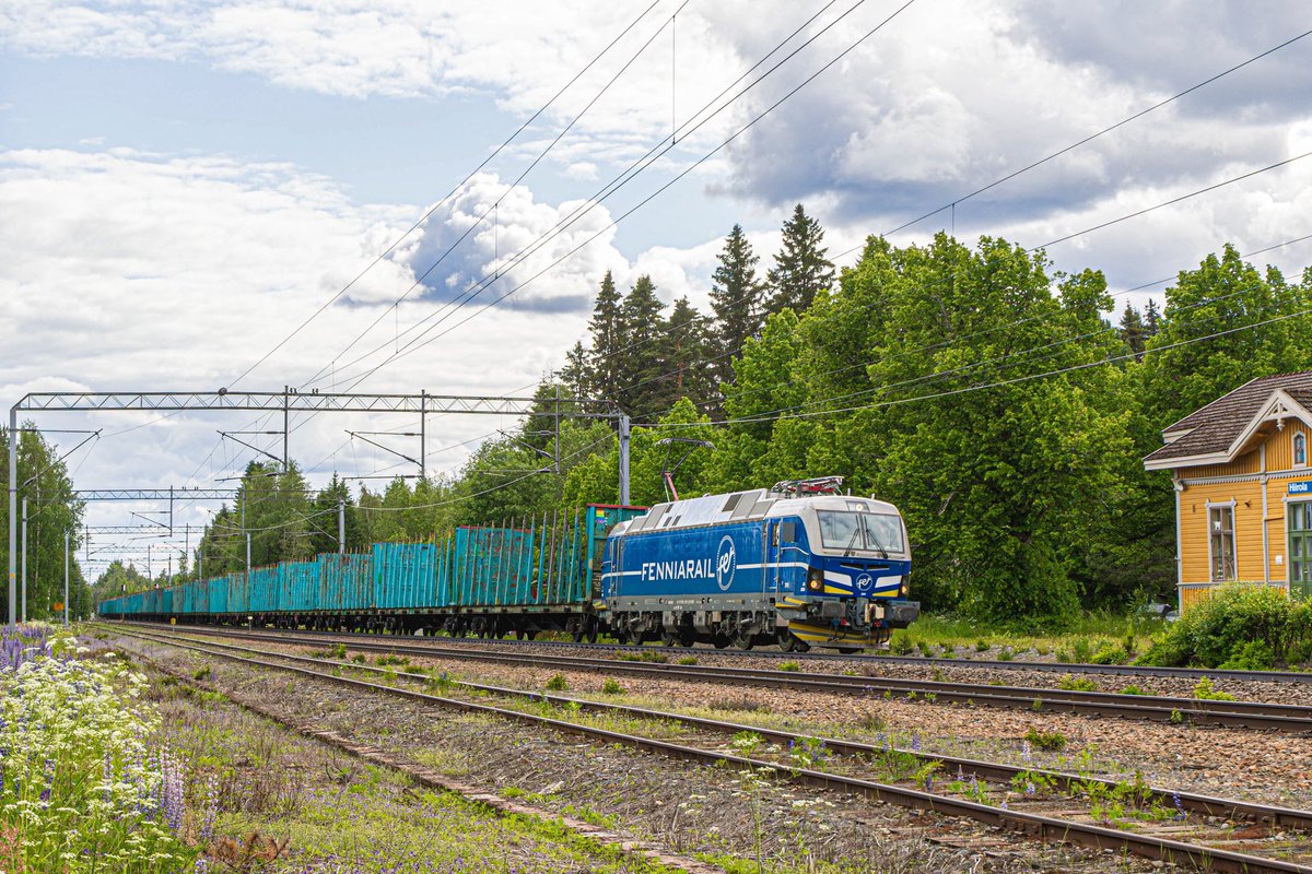 Vectron Hiirolassa! ⛅️

📷: Vertti Kontinen

#fenniarail #fenniarailvectron
