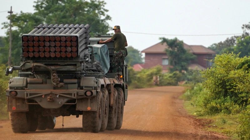 RealMKA1's tweet image. Shelling rages on Thailand-Cambodia border despite Trump's ceasefire call. Over 30 killed, 130,000+ displaced in worst clashes in a decade. Cambodia pushes for peace, Thailand demands talks.