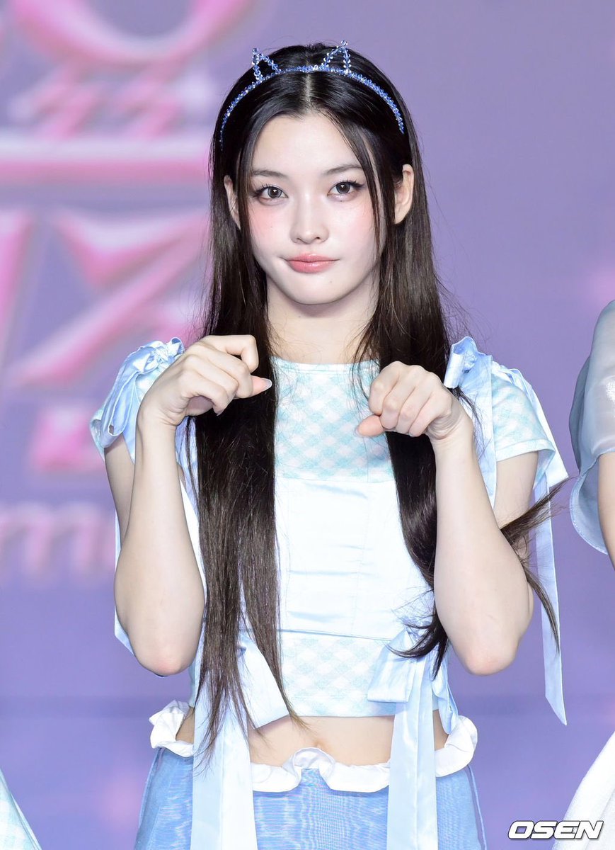 picsofiroha's tweet image. iroha at gayo daejeon summer blue carpet