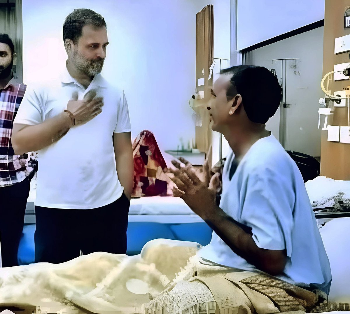मेरी बात मानो तो 
इलाज मत करवाओ, 
तुम्हारा सारा दवाई का पैसा 
अडानी को ही जायेगा... 
मैं भी तो इसीलिए 
अपने दिमाग का 
इलाज नहीं करवा रहा हूँ...
