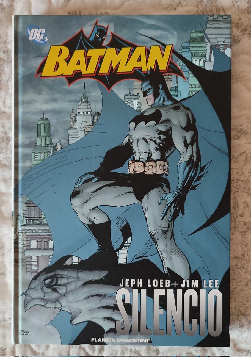 MarcosAD87's tweet image. Este comic no ha llegado entre susurros, si no en el más absoluto Silencio! 🦇🤫
La edición es muy buena, trae muchos extras y el lomo además de ser bonito, te dice en grande qué cómic vas a leer