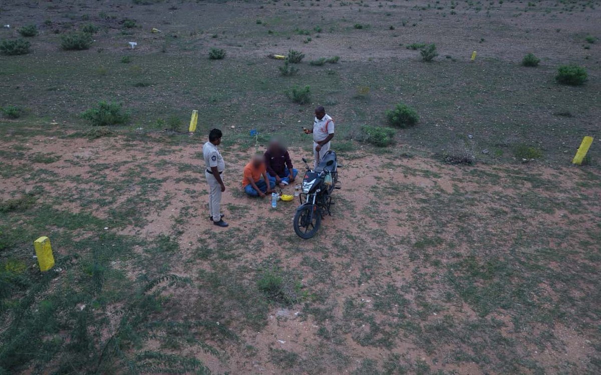 prakasam_police's tweet photo. పామూరు పట్టణంలో స్కై ఐ ప్రకాశం ప్రాజెక్టు కింద డ్రోన్ నిఘాతో బహిరంగంగా మద్యం సేవిస్తున్న వారిని గుర్తించిన పోలీసులు. ప్రజా శాంతి భద్రతకు భంగం కలిగించే చర్యలపై కఠిన చర్యలు 

#SkyEyePrakasam #DroneSurveillance #OpenDrinking #PamurPolice #PublicSafety #PrakasamPolice #DamodharIPS https://t.co/pr6QBQJ7J7