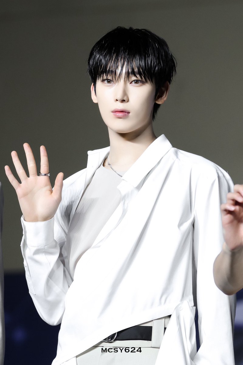 _sunooge's tweet image. 진짜 거짓말 저 젖은머리 같은 스타일 너무 감다살이잖아
