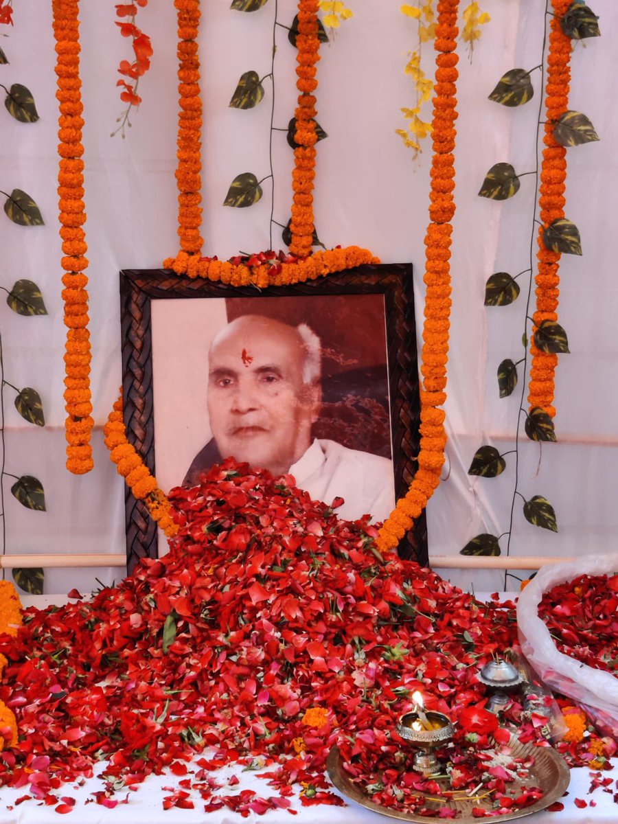 RajeevRai's tweet image. महोदय, 

   मेरे पूज्य पिताजी स्व. राज नारायण राय जी की पुण्यतिथि दिनांक 28 जुलाई को मेरे पैतृक गाँव सुरही, बलिया से सुबह 10:00 से आयोजित है, 

   आप से विनम्र अनुरोध है कि उक्त तिथि को आयोजित श्रद्धांजलि सभा में सम्मिलित होकर अपनी श्रद्धा सुमन अर्पित करें तथा मृत आत्मा की शांति…