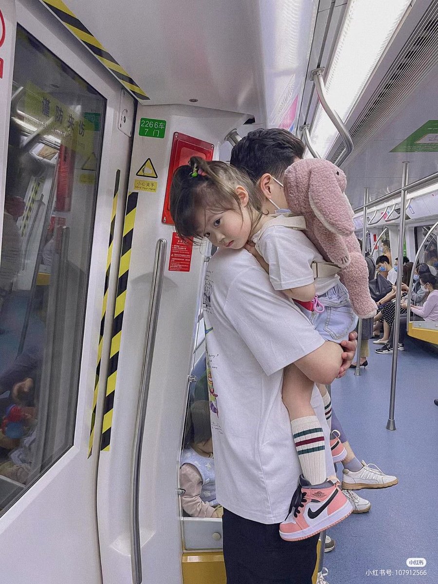 おうたこよりだいたこ
outa ko yori daita ko
เด็กแบกบนหลัง ฤาจะสู้เด็กในอ้อมกอด

พ่อแม่จะให้การดูแลเด็กที่กอดอยู่ในอก มากกว่าเด็กที่แบกอยู่บนหลัง เปรียบเทียบกับการให้ความสำคัญกับเรื่องที่ใกล้ตัว หรือคนที่ใกล้ตัว มากกว่าเรื่องไกลตัว หรือคนไกลตัว

#สุภาษิตญี่ปุ่น #ภาษาญี่ปุ่น