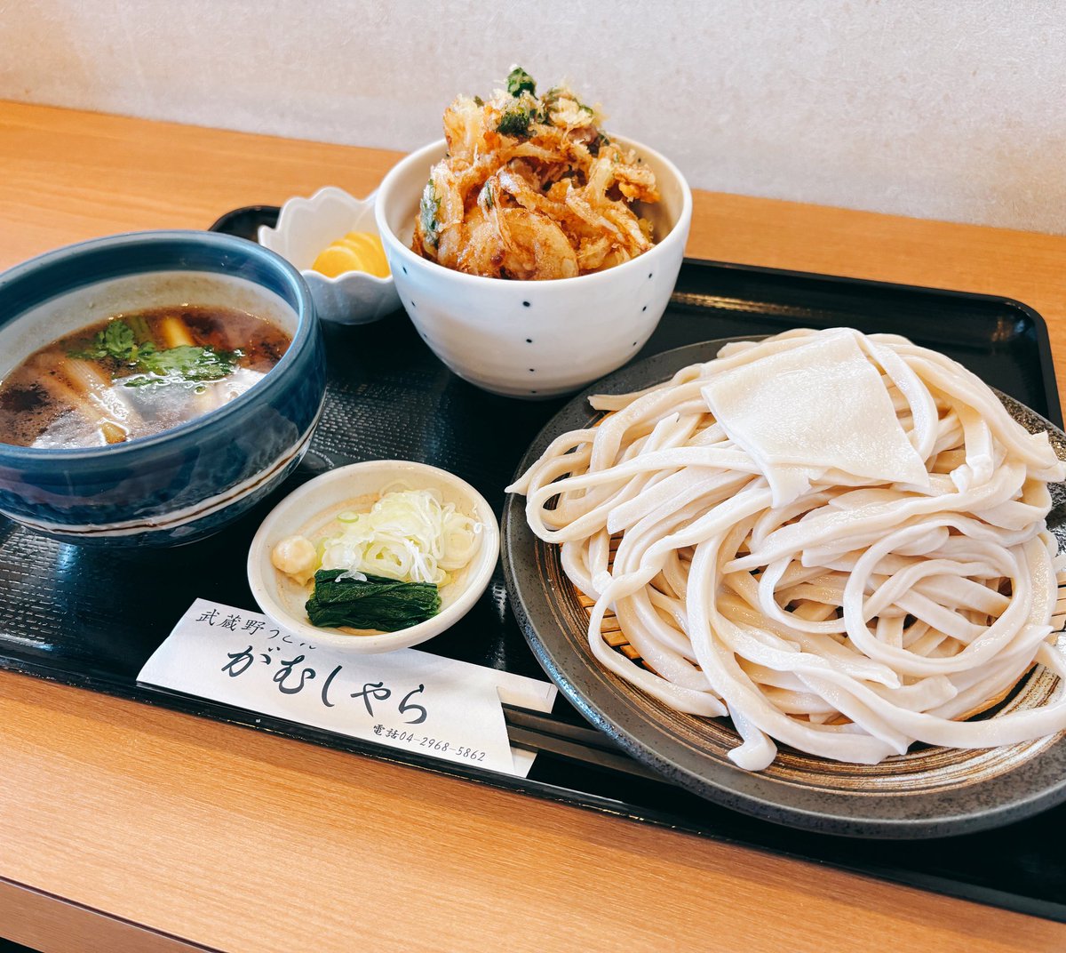 本日の一杯
武蔵野うどんの名店「がむしゃら」さんで鴨汁うどん＋ミニ海鮮かき揚げ丼🍜🍤
国産小麦使用のコシのあるうどんと揚げたてサクサクの海鮮かき揚げが絶品😋いつも美味しいうどんご馳走様です🙏✨
#がむしゃら #鴨汁うどん 
#ミニ海鮮かき揚げ丼 #うどん