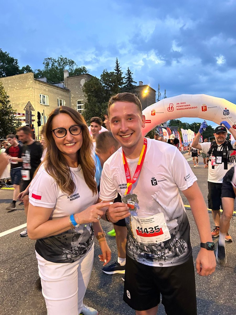Za nami wyjątkowe biegowe święto – 34. Bieg Powstania Warszawskiego❗️
Na mecie zameldowało się ponad 10 500 biegaczek i biegaczy, którzy uczcili pamięć wydarzeń z 1944 r.
Najszybsi mężczyźni na dystansie 5 km: 
🥇   Krzysztof Wasiewicz
🥈Piotr Mielewczyk
🥉Marcin Getek
Najszybsze