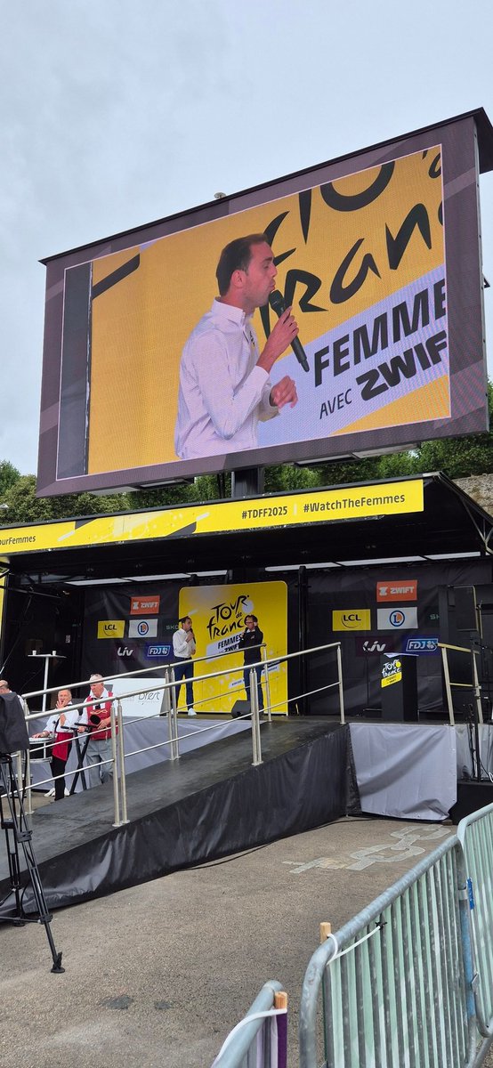 Sur <a href="/LeTourFemmes/">Le Tour de France Femmes avec Zwift</a> comme sur les autres courses les speakers <a href="/Damien_Martin35/">Damien Martin</a> et <a href="/MichelinAntoin/">Antoine Michelin</a> présentent les sportives et régulièrement les actions de <a href="/RoutePlusSure/">Sécurité routière</a> La Route Se Partage afin de passer les messages de courtoisie.