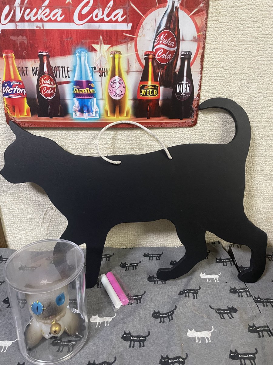 siratama_posaru's tweet image. 今日のワンフェスで選んだのは、黒猫の黒板。

チョークを付けて下さったので、後で磁石を買ってきて冷蔵庫に貼ってお買い物メモに🐈‍⬛

お月さまのネックレスも欲しかったなぁ🌙

#ワンフェス2025 
#moonchild 
#木のお月さまのクラフト工房
