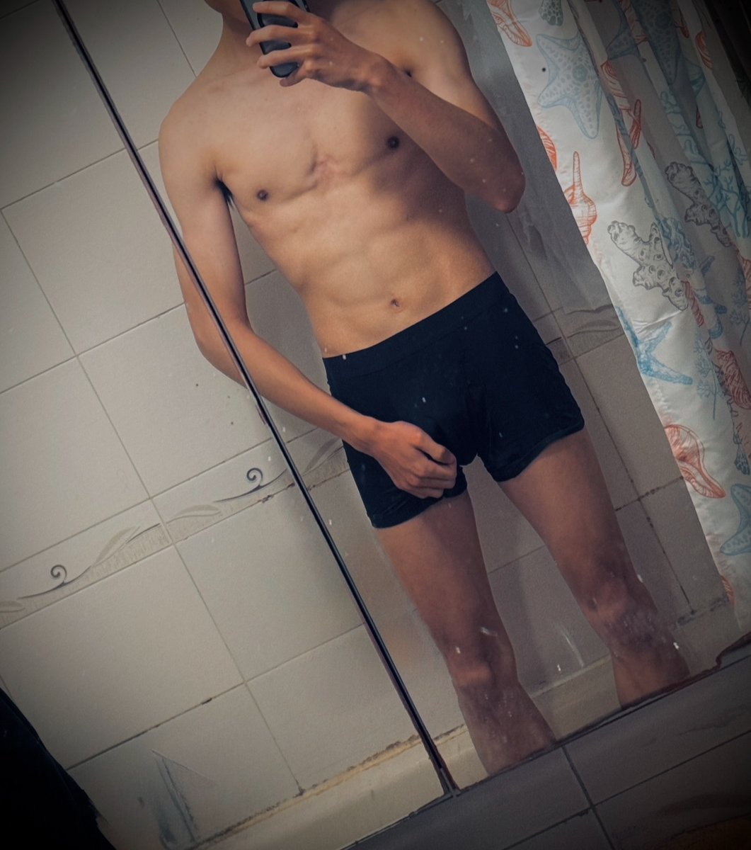 剛剛練球後
我隊友跟着我進更衣室
突然抱着我
我隱約感覺到有東西在頂着我🥵