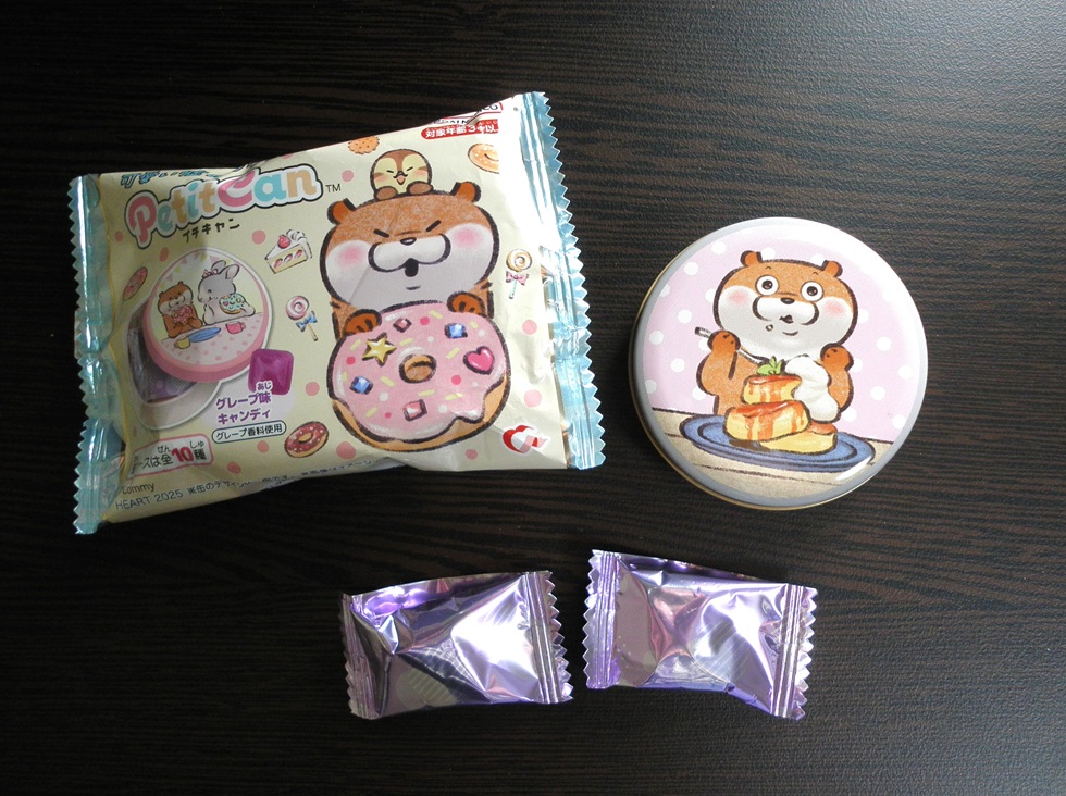 psalm0909's tweet image. 食玩を　買いました
かわいい缶に　飴が入っています
「食べ物のおいしさに感動するカワウソ」
の缶が当たりました
缶の裏もかわいかったです