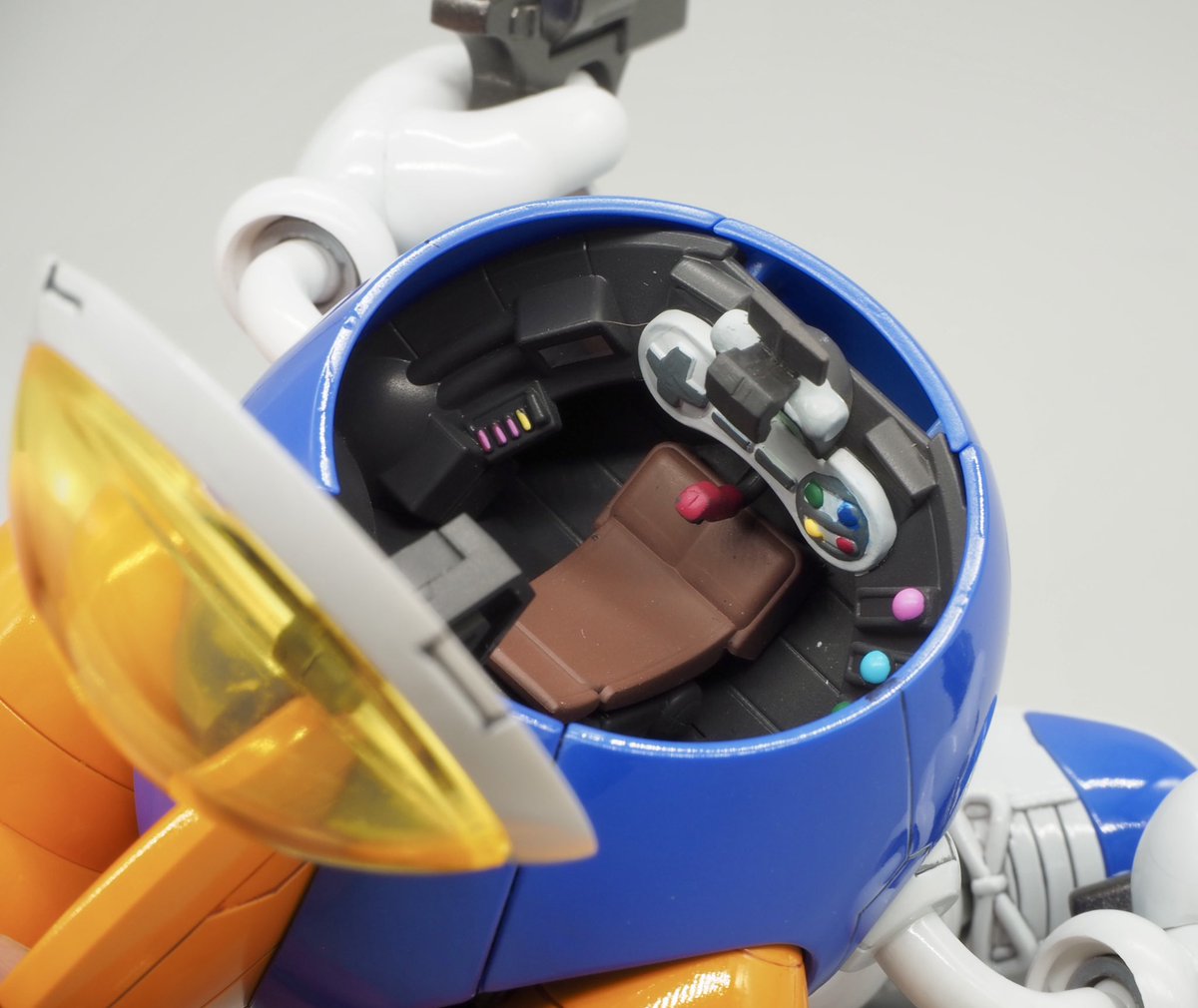 okumaruppp's tweet image. 「合言葉はBee!」
PLUM製ツインビー完成〜🙌
使用色はNAZCAコバルトヴァイオレット、スチールホワイトとチャロンカラーのビビットオレンジで実際はもっと紫がかった感じなので心の目で補正して見て下さい😊
#PLUM
#ツインビー