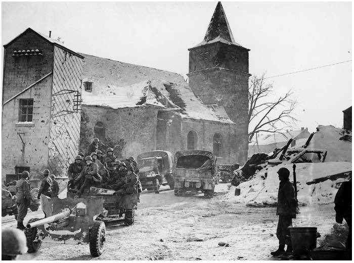 KJvanWijk's tweet image. Toen & nu #Dochamps 1945
#WachtAmRhein #BattleOfTheBulge
Amerikaanse troepen van de 2nd Armored Division trekken door Dochamps.