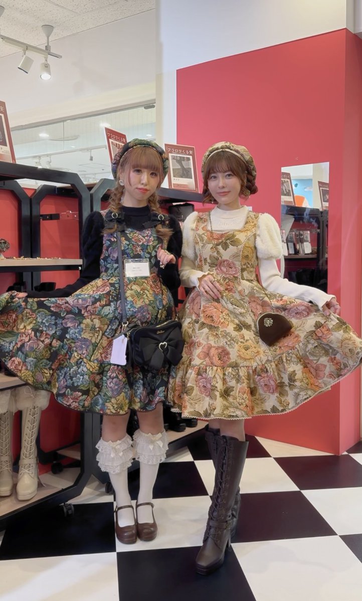 krm0320's tweet image. しまむらさんポップアップ「秘密のノエルサロン」くる実来店イベントご来場くださったみなさまありがとうございました♡
みんなからの生の声が直接聞けてとっても嬉しかった(&gt;_&lt;)💕
心のこもったお手紙もありがとう💌✨
お手伝いしてくれたスタッフさんと双子コーデ🎀ブラックを着てもらいました🖤