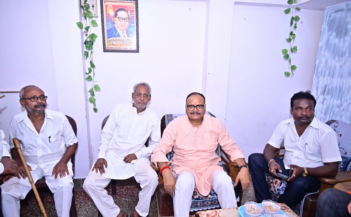 brajeshpathakup's tweet image. आज लखनऊ में अपने कैंट विधानसभा क्षेत्र के "भरतपुरी" में प्रिय स्नेहीजनों के साथ "जनसंवाद" कार्यक्रम में विभिन्न महत्वपूर्ण मुद्दों पर चर्चा करते हुए।
इस अवसर पर श्री शैलेंद्र धानुक जी, श्री कमल किशोर त्रिपाठी जी, श्री दिनेश धानुक जी एवं अन्य गणमान्यजन उपस्थित रहे।
@BJP4India…
