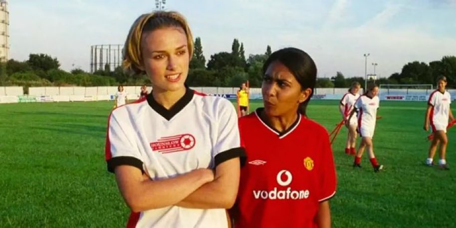 JeremyMingot's tweet image. Selon Deadline, une suite du film "Bend It Like Beckham" ("Joue-la comme Beckham"), sorti en 2002, est en développement ⚽️
Pour le moment les actrices du 1er film (notamment Keira Knightley et Parminder Nagra) n’ont pas encore signé pour reprendre leurs rôles respectifs