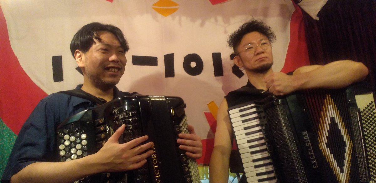 cocoon___m's tweet image. 本日はスーパー至近距離カリトマト@ 広島 鳩小屋
ライブ前、支配人イズミさんのかけ声と共に一致団結から始まるというのが何だかおもしろかったあ( ´艸`)
本編はこの距離ならではの熱量しかと堪能!カツ丼プリンツの毎回変わる謎みな終わり方すき
お茶会もめちゃ楽しかった!
#原田忠
#都丸智栄