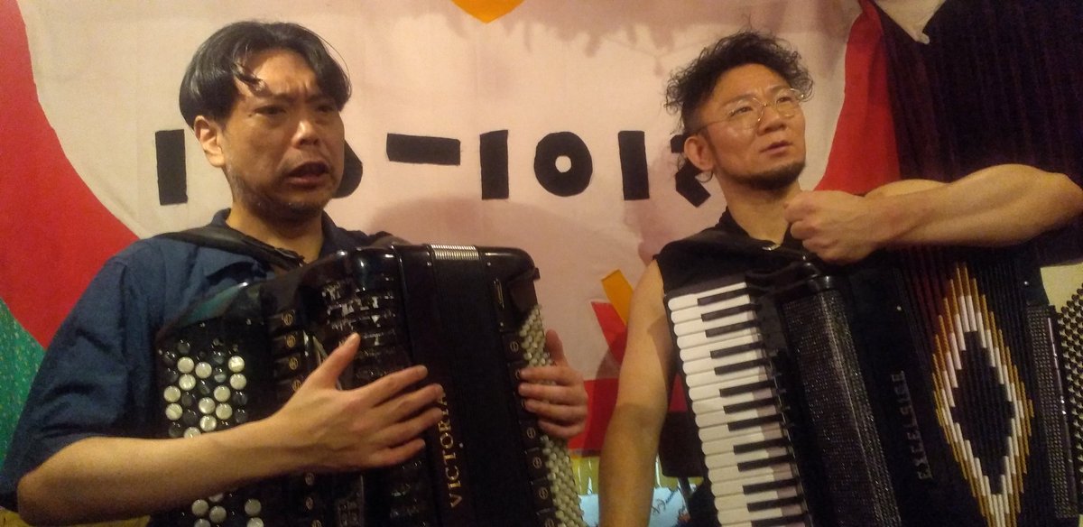 cocoon___m's tweet image. 本日はスーパー至近距離カリトマト@ 広島 鳩小屋
ライブ前、支配人イズミさんのかけ声と共に一致団結から始まるというのが何だかおもしろかったあ( ´艸`)
本編はこの距離ならではの熱量しかと堪能!カツ丼プリンツの毎回変わる謎みな終わり方すき
お茶会もめちゃ楽しかった!
#原田忠
#都丸智栄