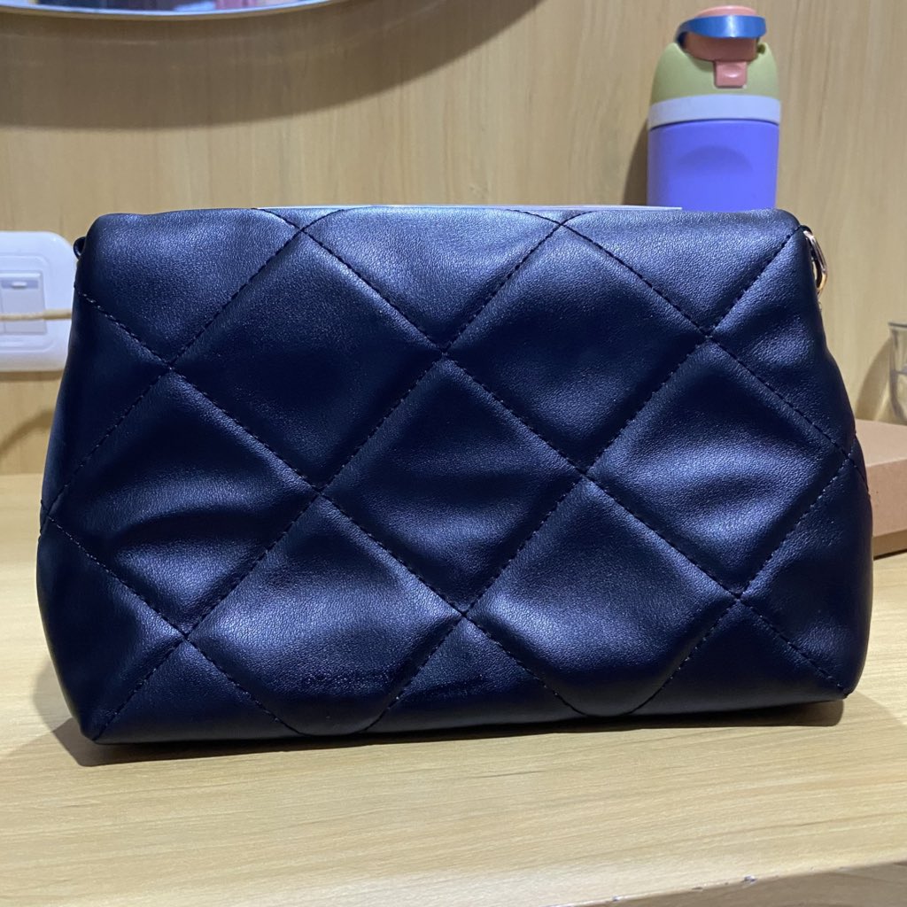 hiroowomp's tweet photo. wts preloved sling bag miniso
— Rp.30.000,00

still in good condi, kecuali bukaannya (like in pic) ^^

link co : https://t.co/6aJllcgzpW https://t.co/eUV5NTeYKd