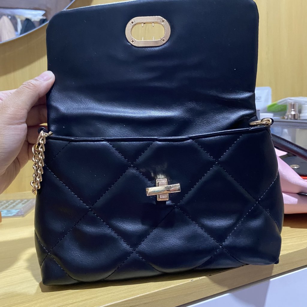 hiroowomp's tweet photo. wts preloved sling bag miniso
— Rp.30.000,00

still in good condi, kecuali bukaannya (like in pic) ^^

link co : https://t.co/6aJllcgzpW https://t.co/eUV5NTeYKd