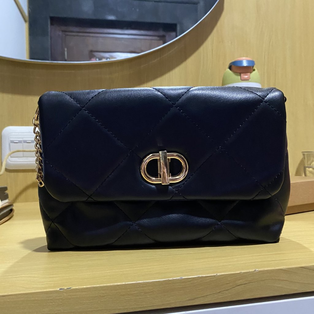hiroowomp's tweet photo. wts preloved sling bag miniso
— Rp.30.000,00

still in good condi, kecuali bukaannya (like in pic) ^^

link co : https://t.co/6aJllcgzpW https://t.co/eUV5NTeYKd