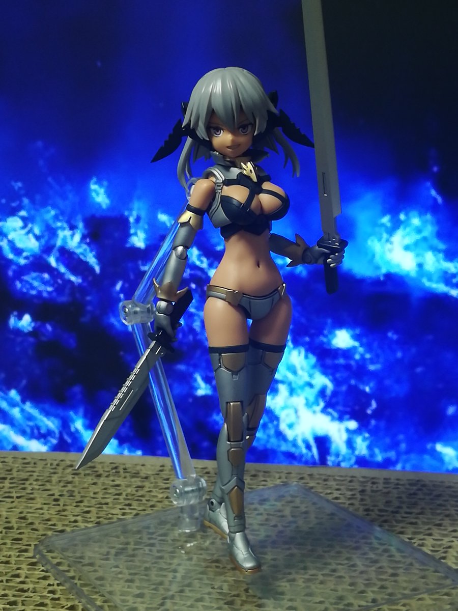TERAsan25's tweet image. 30MSのイルシャナ。
先にビキニ姿を作ってしまったので、本体の方を作ろうとすると……プロポーションが違いすぎるので、オプションボディパーツを使いました。
武装はアイディアが無かったので、とりあえず剣だけ。
#30MS