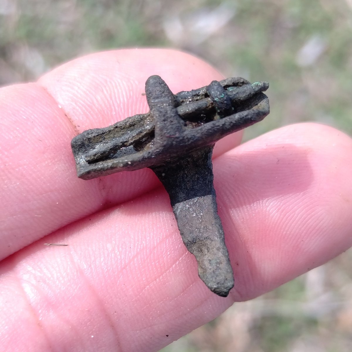 SDetectorist's tweet image. I thought I'd found them all.
A lovely little Roman Brooch. Still with spring wire fragments remaining.