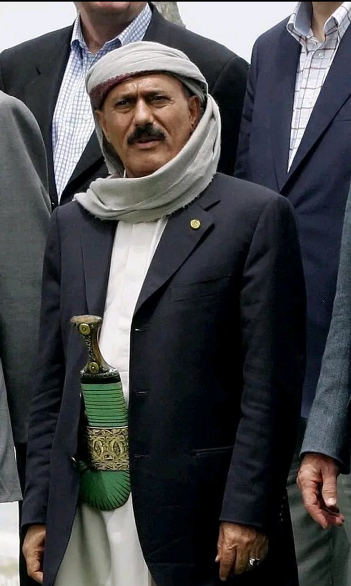 علي عبدالله صالح
يعني الرجوله
 الاصاله  
الشجاعه
البساله والاقدام 
الي يقول غير كذا انسان غير منصف ويعاني من فجور الخصومه 
رحمك الله يازعيم وغفر لك ولرفاقك ولجميع شهداء الوطن ..ولعن الله اذيال ايران الجبناء ومن تبعهم من زنابيل مرجفين 
#علي_عبدالله_صالح_المعركة_الأخيرة