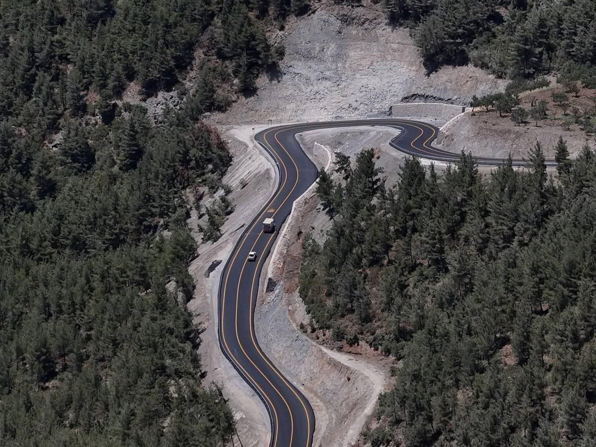 Hatay Büyükşehir Belediyemiz tarafından yapımı tamamlanan Serinyol–Madenli yolunu vatandaşlarımızın da katılımıyla büyük bir coşkuyla açtık.

29 km’lik bu yeni güzergâhla Antakya–Arsuz arası 76 km’den 55 km’ye düştü.

Hatay'ımıza, hemşehrilerimize hayırlı uğurlu olsun.