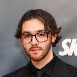 nebullatrix's tweet image. No way u look like a techie nerd and sing "let the world burn for you,if I cant have u no one can" 🧍🏽♀️