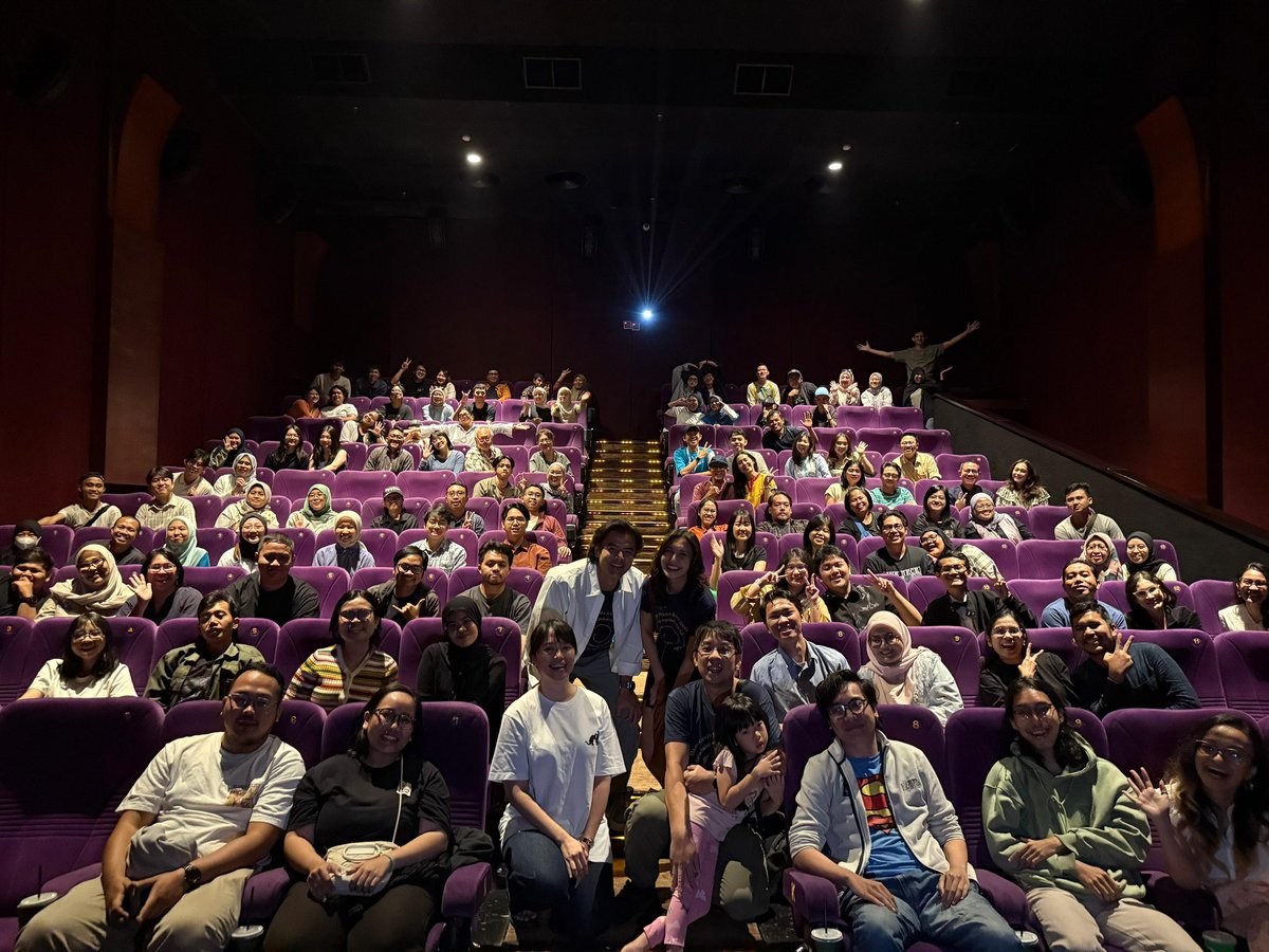 Timobros's tweet image. Walau tidak hadir secara langsung, tetep ngerasa semangat nya . Thank you @WatchmenID Sudah membantu Gue making the NoBar.happen!
Sukses Selalu Film SORE 🙏🏻 #SOREIdaman