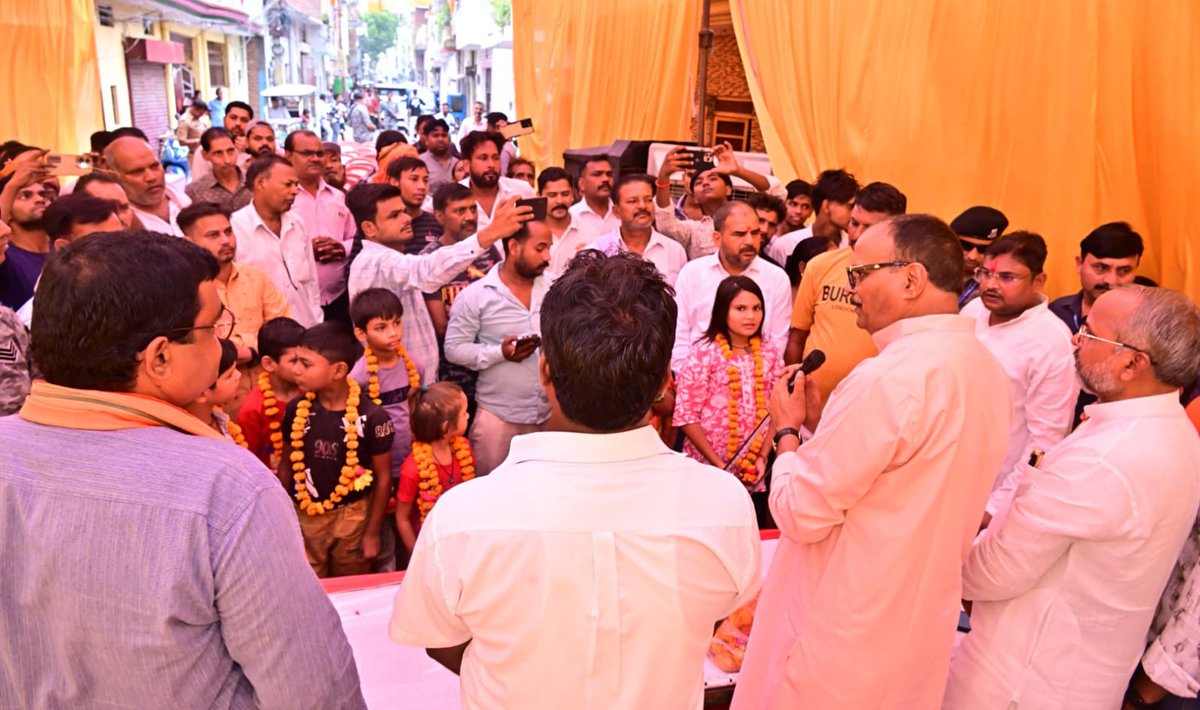 brajeshpathakup's tweet image. आज लखनऊ में अपने कैंट विधानसभा क्षेत्र के "संजय नगर" में प्रिय स्नेहीजनों के साथ "जनसंवाद" कार्यक्रम में विभिन्न महत्वपूर्ण मुद्दों पर चर्चा करते हुए।
इस अवसर पर श्री अजय अवस्थी बंटी जी, श्री राजकुमार जी, श्री अनुज कुमार त्रिपाठी जी, श्री सुनील राजपूत जी एवं अन्य गणमान्यजन…