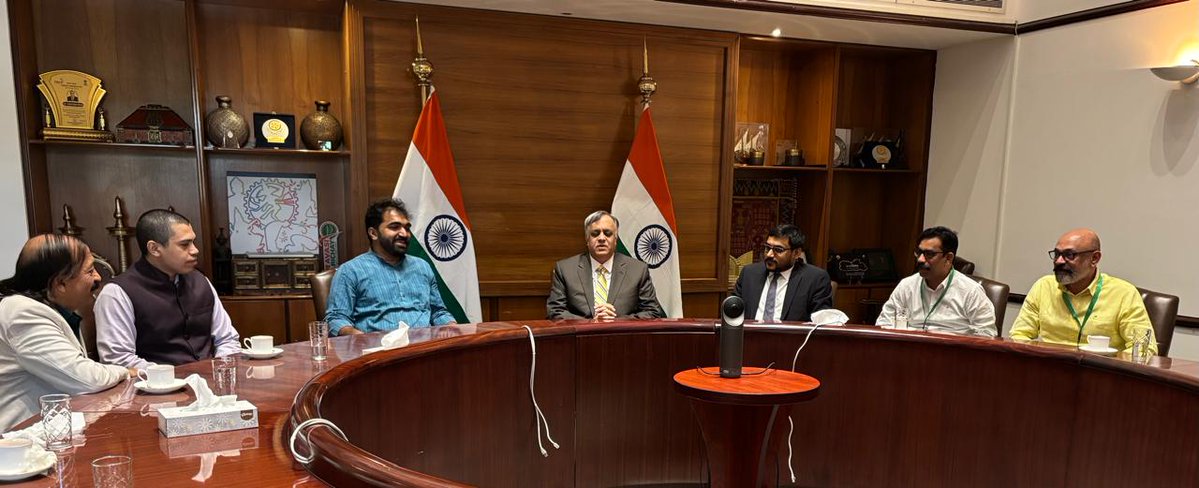 IndianEmbRiyadh's tweet image. Hon&apos;ble MLA from Kerala Shri
Chandy Oomen visited the Embassy today, along with a number of community members. He was received by Ambassador Dr Suhel Khan and other officers. They discussed community issues, and Ambassador briefed him on the consular &amp;amp; welfare services provided…