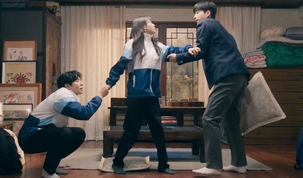 twinklingiuls's tweet image. I'm not ready to let them go.

#HeadOverHeels 
#HeadOverHeelsEp11
#HeadOverHeelsEp12

Ep 11                     Me              Ep12