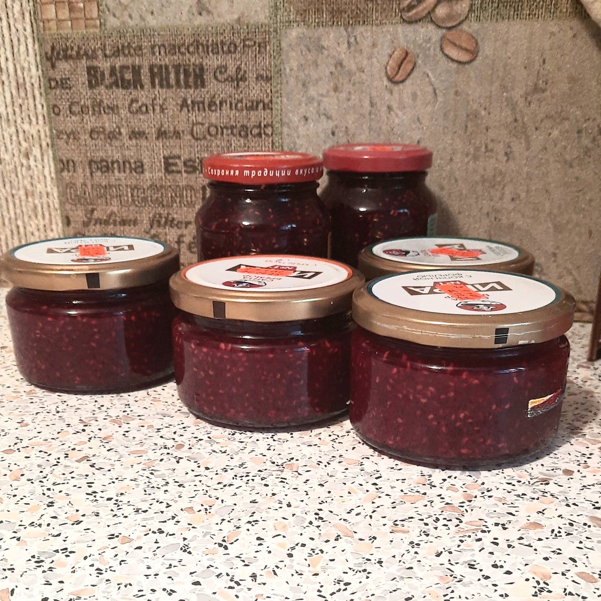 Наварила офигительного малинового варенья."5-минутка" с пониженным содержанием сахара+загуститель.Такой свежий вкус, обалденно!
Не смейтесь над объёмом баночек: варенье у нас ем только я,и то немного.И это не все, что я уже заготовила.Уже есть литра 4, а мне  по опыту, нужен 1 ))