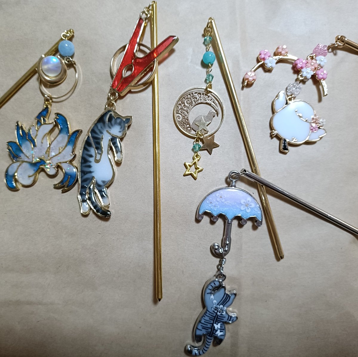 manamiLOVEtakku's tweet image. #簪展がまぐち展
再度行ってきました!
最推しがピンクや赤なのでそちらに偏りがちですが、二推しでかつ夏に涼しげな水色もお迎えさせていただきました!
前回お迎えの2枚目の子たちと合わせると簪さす頭が足りないですが日替わりで楽しみます💕
追納で流れてきた猫ちゃんもお迎えできて嬉しいです💕