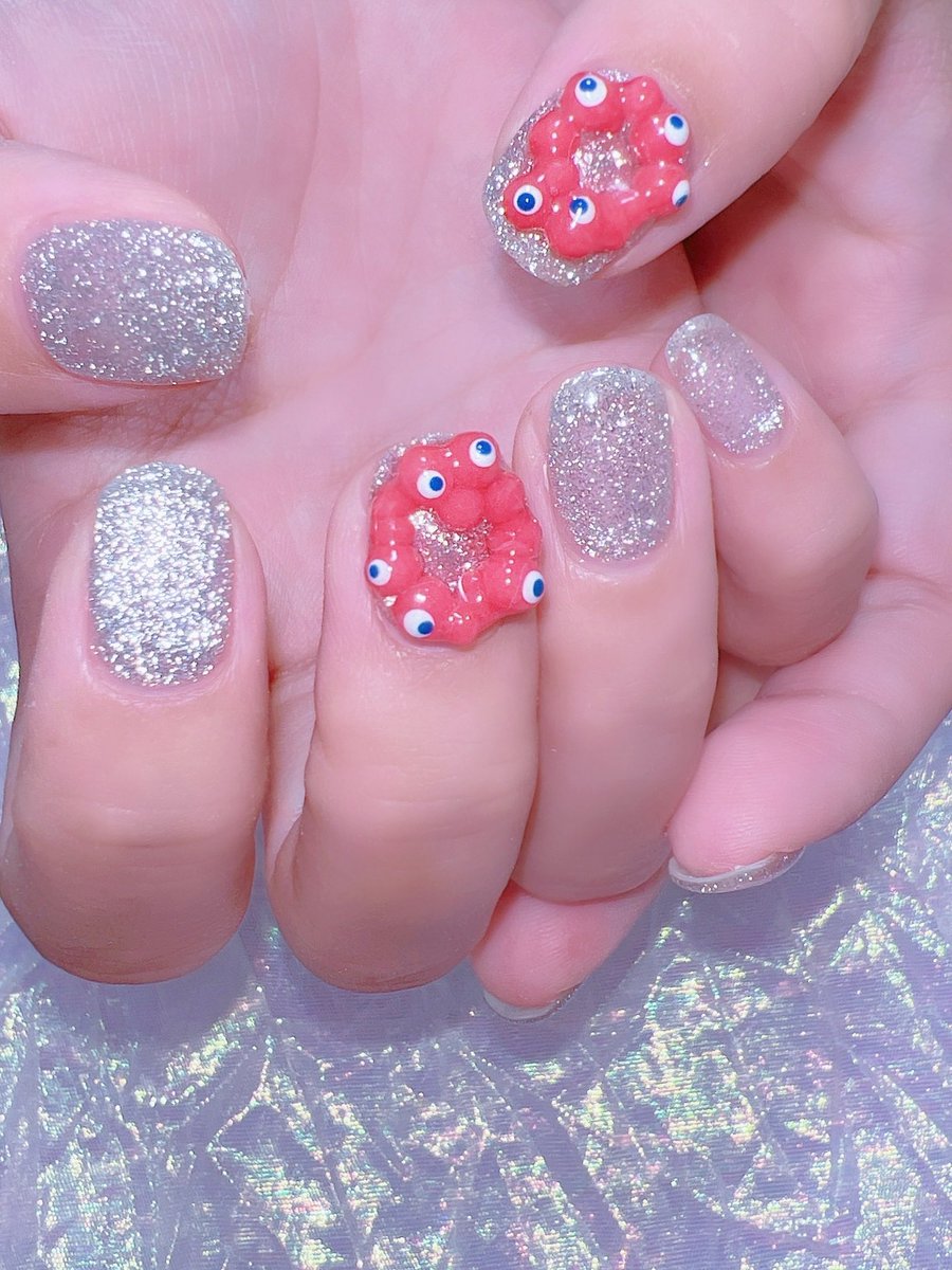 chiekonakayama's tweet image. ミャクミャクさま♡
ベースはフラッシュ入りのシルバーマグネットのワンカラーネイルです♡