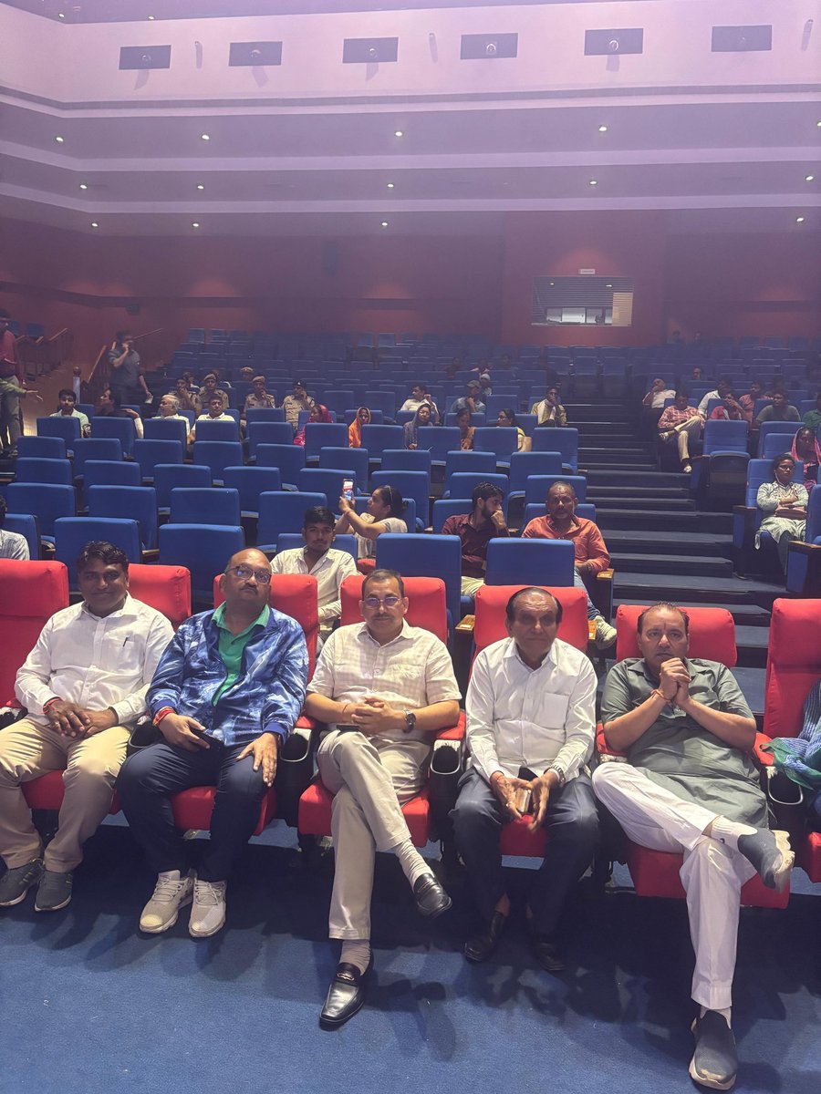 BhansaliAtul's tweet image. 📻 “मन की बात – जन-जन की बात”

आज मारवाड़ इंटरनेशनल सेंटर, जोधपुर में माननीय प्रधानमंत्री श्री नरेन्द्र मोदी जी के प्रेरणास्पद रेडियो कार्यक्रम ‘मन की बात’ के 124वें संस्करण को सुनने का सौभाग्य प्राप्त हुआ।

#मन_की_बात #MannKiBaat #ModiWithNation #PrideOfIndia #Jodhpur