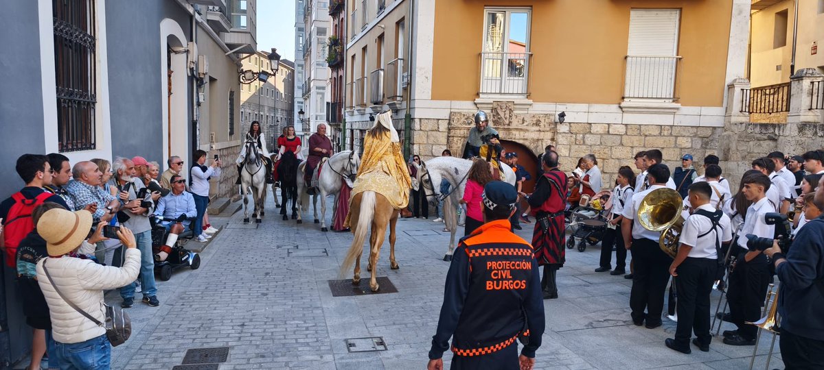 Protección Civil Burgos (@pcivilburgos) on Twitter photo 7️⃣0️⃣años 🎂la estatua del #CidCampeador. Junto a <a href="/PoliciadeBurgos/">Policía Local Burgos</a> presentes en el desfile. 7️⃣0️⃣años 🎂la estatua del #CidCampeador. Junto a <a href="/PoliciadeBurgos/">Policía Local Burgos</a> presentes en el desfile.